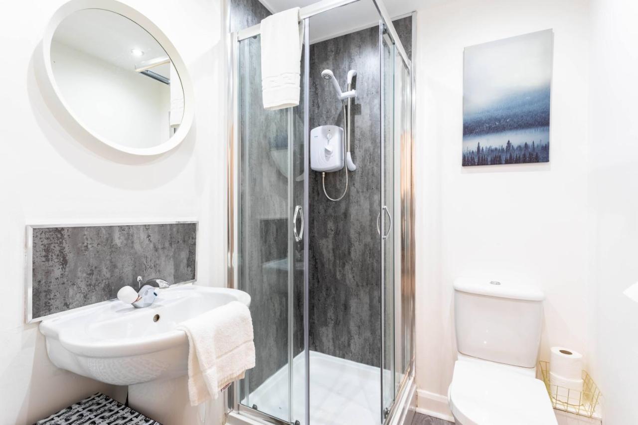 Modern 2 Bed Broompark/Central Apt. With Parking Glasgow Exterior photo