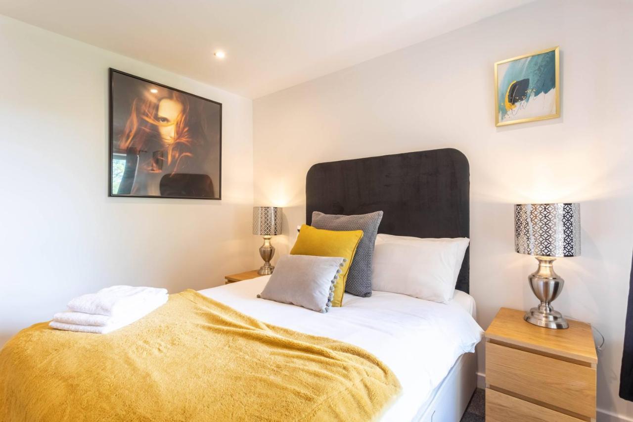 Modern 2 Bed Broompark/Central Apt. With Parking Glasgow Exterior photo