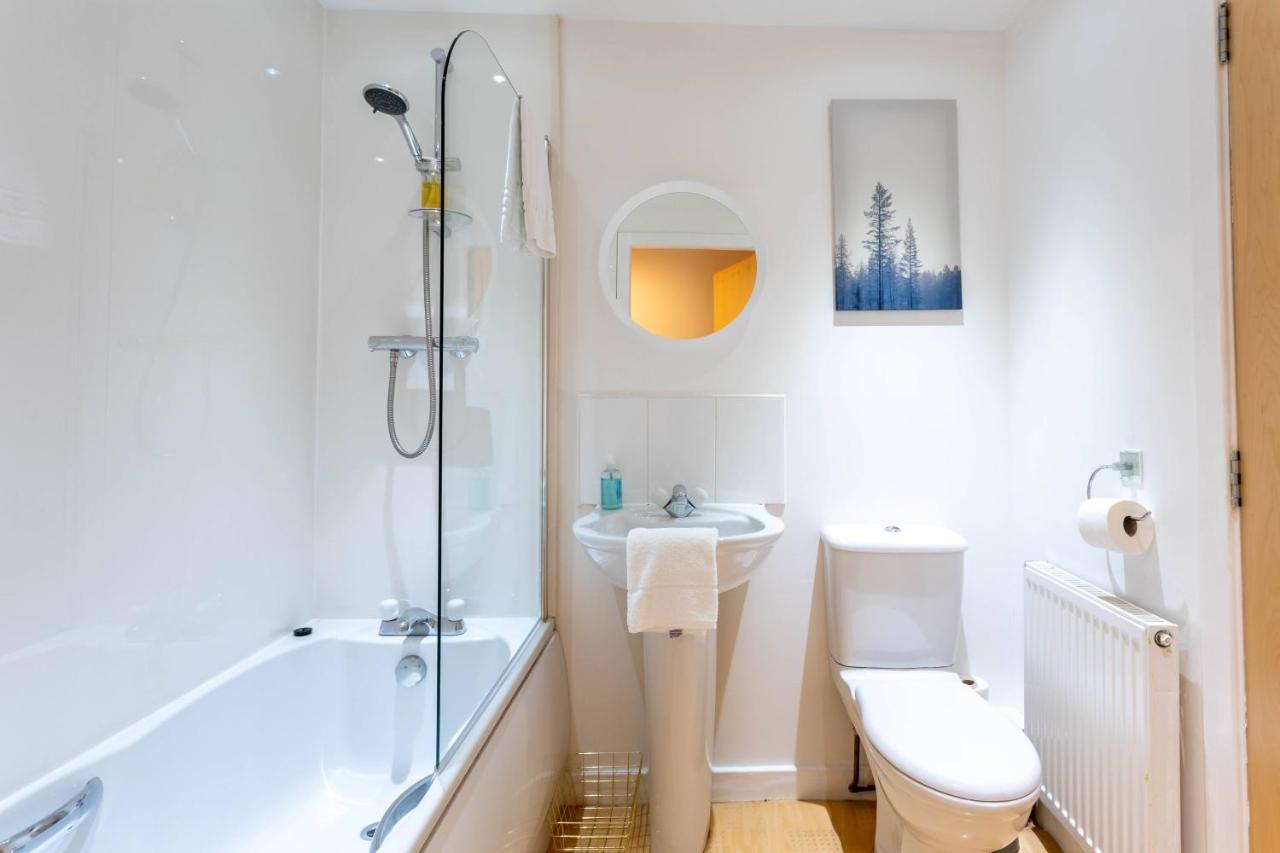 Modern 2 Bed Broompark/Central Apt. With Parking Glasgow Exterior photo