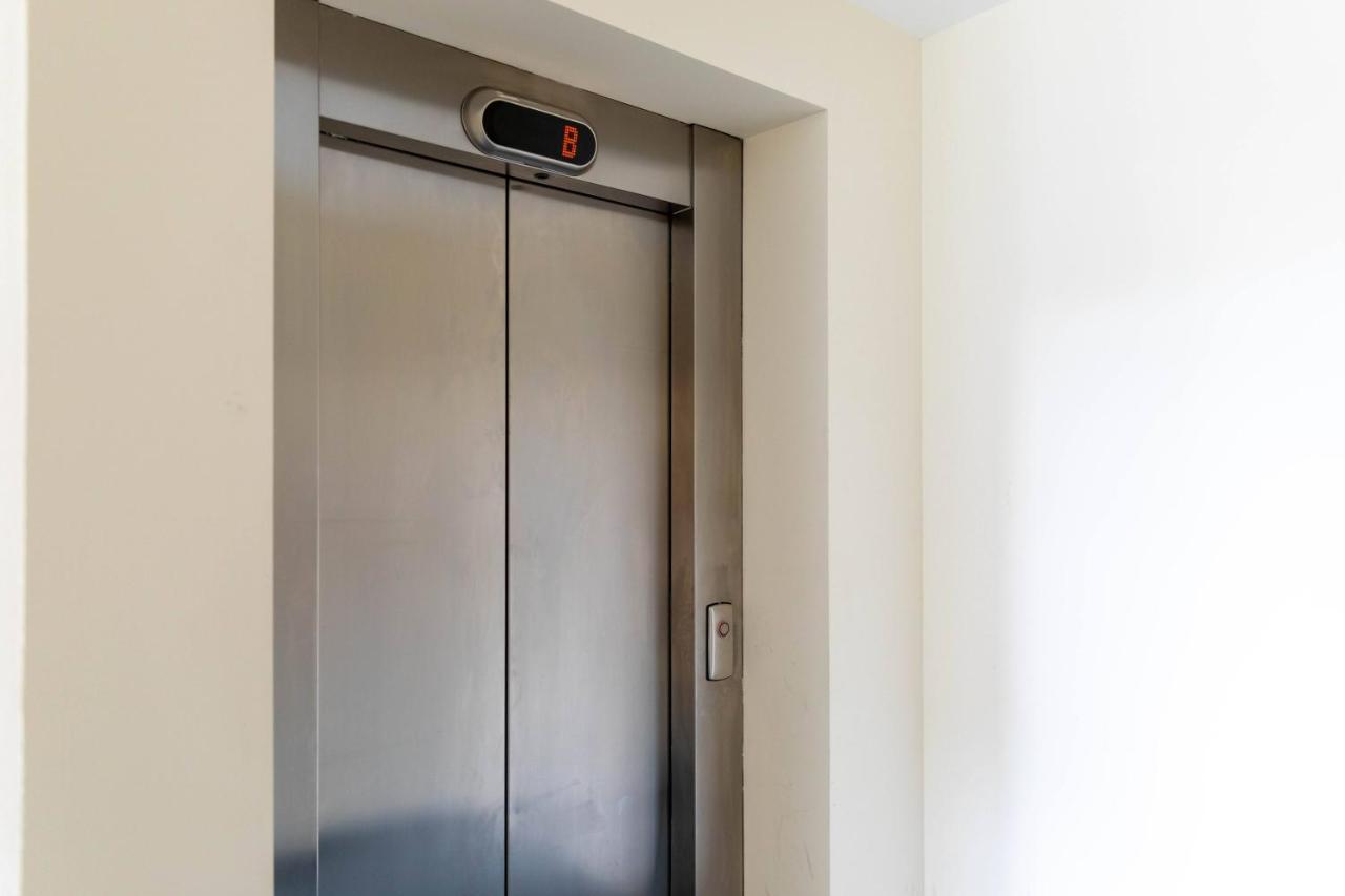 Modern 2 Bed Broompark/Central Apt. With Parking Glasgow Exterior photo